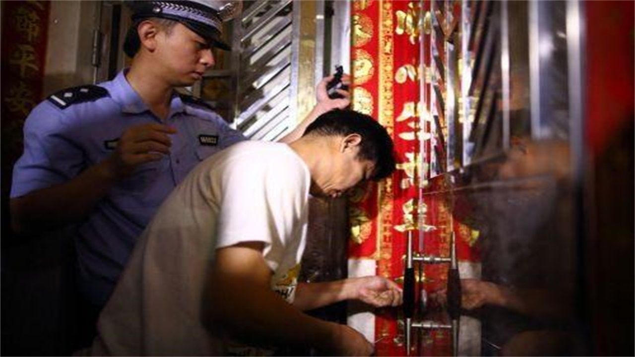 苏州请开锁师傅开了锁后，师傅